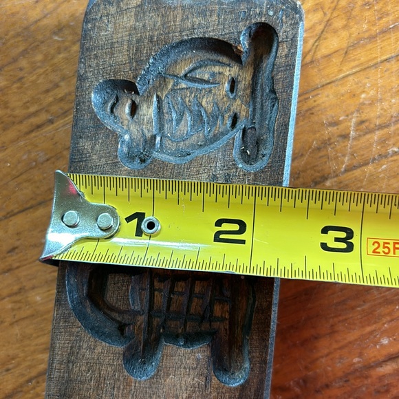 Vintage walnut stain wooden folk art rustic style 3 figure wall hanging - Picture 11 of 12